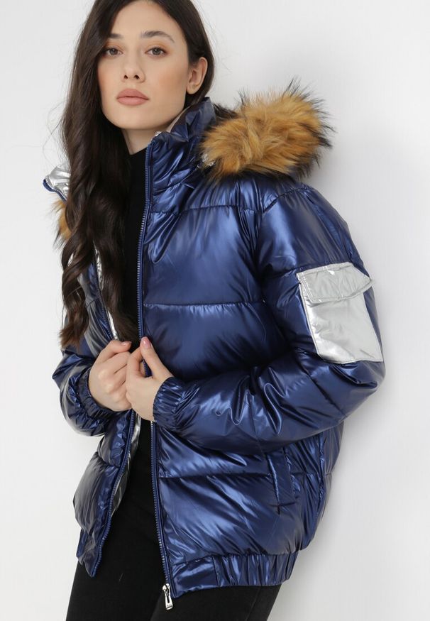 Born2be - Granatowa Kurtka Althasia. Okazja: na co dzień, na spacer. Kolor: niebieski. Materiał: futro. Wzór: aplikacja. Sezon: zima, jesień. Styl: casual, elegancki