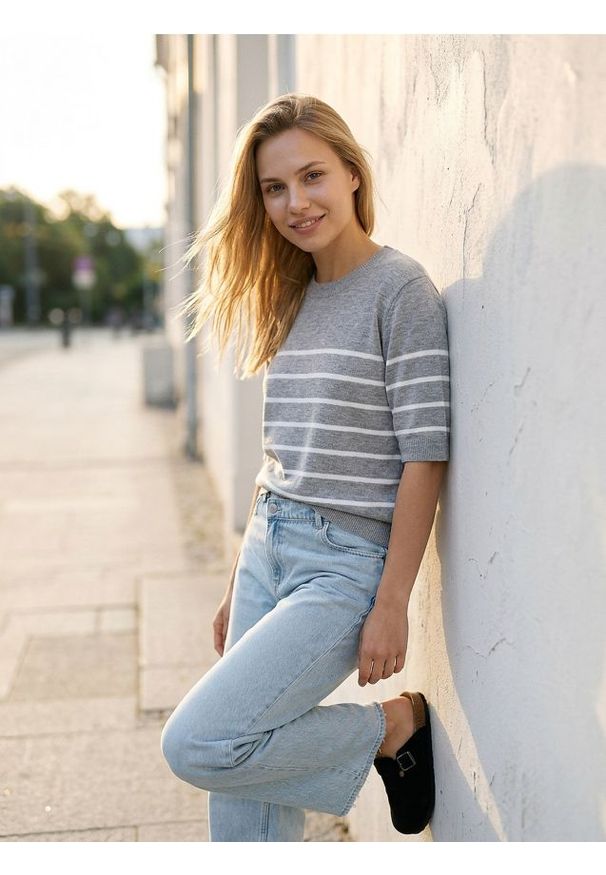 Sinsay - Sweter z krótkim rękawem w paski - szary. Kolor: szary. Długość rękawa: krótki rękaw. Długość: krótkie. Wzór: paski