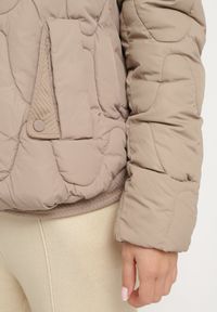 Born2be - Ciemnobeżowa Pikowana Kurtka z Materiałowym Kapturem i Kieszeniami Ravalynne. Okazja: na co dzień, na spacer. Kolor: beżowy. Materiał: materiał. Styl: sportowy, klasyczny, casual, elegancki #3