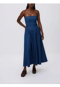 Reserved - Jeansowa sukienka midi - niebieski. Kolor: niebieski. Materiał: jeans. Długość: midi #1