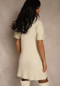 Renee - Jasnobeżowa Sukienka Sweterkowa o Trapezowym Kroju z Perełkami Liatusea. Okazja: na co dzień. Kolor: beżowy. Materiał: jeans. Typ sukienki: trapezowe. Styl: casual #5