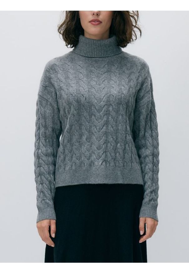 Reserved - Golf z ozdobnym splotem - szary. Typ kołnierza: golf. Kolor: szary. Materiał: dzianina. Wzór: ze splotem