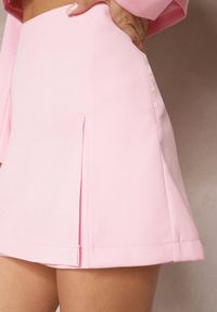 Renee - Różowe Szorty Imitujące Spódniczkę Mini z Rozcięciem Kalvire. Kolor: różowy. Styl: elegancki, sportowy