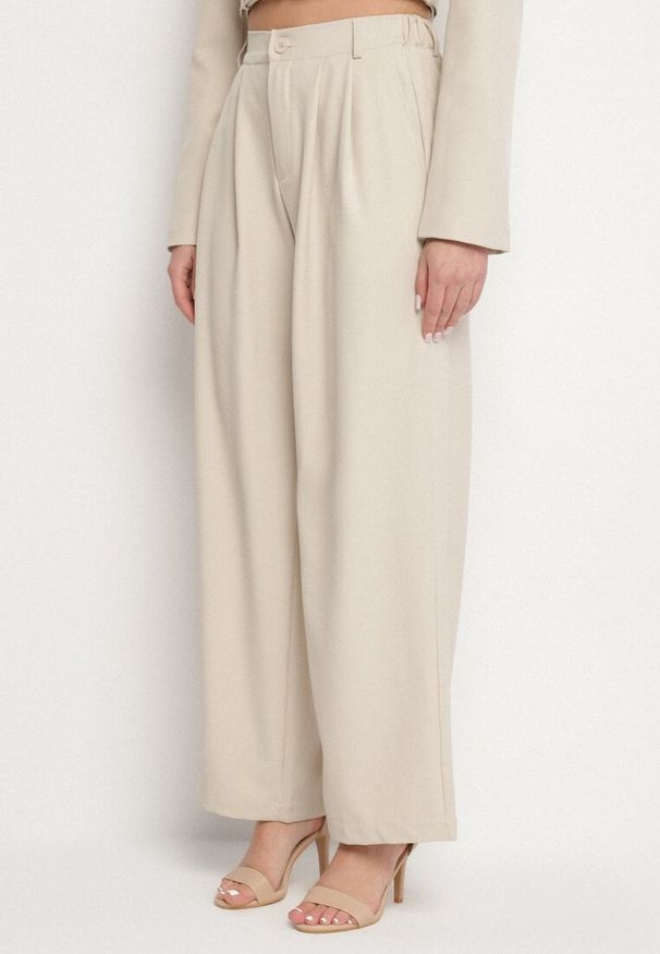 Born2be - Beżowy Komplet Garniturowy z Krótką Marynarką i Spodniami z Paskiem Verithia. Kolor: beżowy. Materiał: bawełna, jedwab