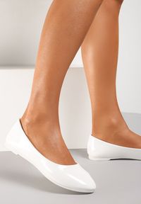 Renee - Białe Balerinki Nysaxise. Nosek buta: okrągły. Kolor: biały. Materiał: lakier. Wzór: jednolity. Obcas: na płaskiej podeszwie #5