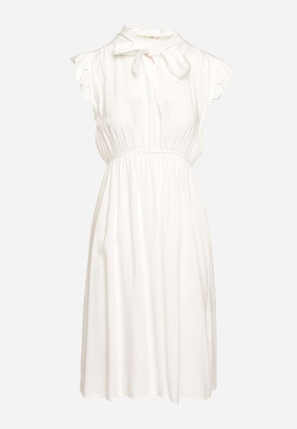 Born2be - Biała Rozkloszowana Sukienka z Wiązanym Dekoltem i Gumką w Pasie Ozdobiona Falbanką Dimonima. Kolor: biały. Materiał: wiskoza, bawełna. Wzór: aplikacja. Typ sukienki: rozkloszowane. Styl: retro, elegancki