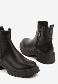 Born2be - Czarne Botki do Kostki na Tłoczonej Podeszwie Zdobione Suwakiem Vodvire. Okazja: na co dzień. Kolor: czarny. Materiał: jeans. Wzór: aplikacja. Styl: klasyczny, casual, elegancki #7