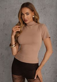 Renee - Beżowy Wiskozowy T-shirt o Dopasowanym Kroju z Golfem Isomina. Okazja: na co dzień, na imprezę. Typ kołnierza: golf. Kolor: beżowy. Materiał: wiskoza. Styl: casual #6