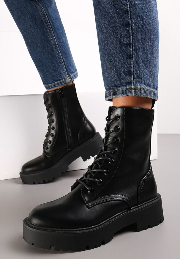 Renee - Czarne Botki Workery na Grubej Podeszwie z Suwakiem i Wiązaniem Harleia. Nosek buta: okrągły. Kolor: czarny