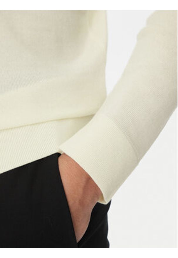 Calvin Klein Golf Superior K10K110420 Écru Slim Fit. Typ kołnierza: golf. Materiał: wełna