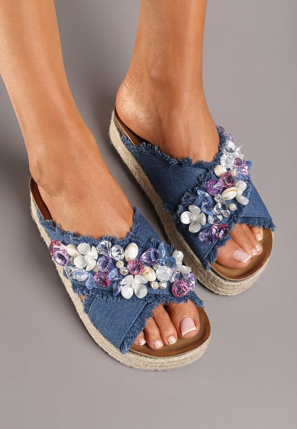 Renee - Niebieskie Klapki na Platformie w Stylu Boho z Aplikacjami i Plecionką Rissona. Okazja: na co dzień. Nosek buta: otwarty. Kolor: niebieski. Materiał: jeans. Wzór: aplikacja. Sezon: lato. Obcas: na platformie. Styl: boho