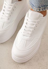 Renee - Białe Sneakersy VICES na Platformie z Ozdobnym Noskiem Attis. Nosek buta: okrągły. Zapięcie: sznurówki. Kolor: biały. Materiał: skóra, zamsz. Obcas: na platformie. Wysokość obcasa: średni #4