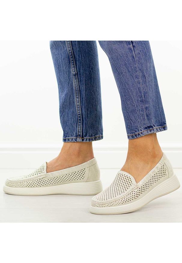 Beżowe ażurowe mokasyny damskie Sergio Leone Mk097H. Okazja: na spacer, na co dzień. Nosek buta: okrągły. Kolor: beżowy. Materiał: skóra. Szerokość cholewki: normalna. Wzór: ażurowy. Sezon: wiosna, lato. Styl: casual, elegancki, klasyczny