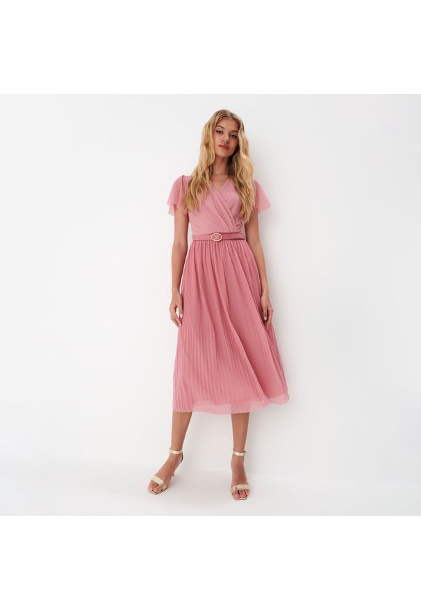 Mohito - Różowa sukienka midi z plisowanym dołem - Różowy. Kolor: różowy. Długość: midi