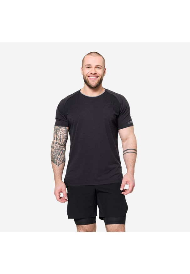DOMYOS - Koszulka fitness męska Domyos krótki rękaw. Kolor: czarny, szary, wielokolorowy. Materiał: materiał. Długość rękawa: krótki rękaw. Długość: krótkie. Sport: fitness