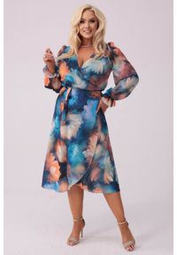 Moda Size Plus Iwanek - Szyfonowa kopertowa sukienka Mia w odcieniach beżu i granatu PLUS SIZE XXL WIOSNA. Typ kołnierza: dekolt w kształcie V. Kolekcja: plus size. Kolor: beżowy. Materiał: szyfon. Sezon: wiosna. Typ sukienki: kopertowe, dla puszystych. Styl: elegancki. Długość: midi