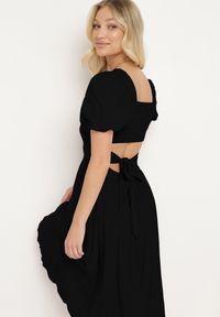 Born2be - Czarna Rozkloszowana Sukienka z Wiskozy z Wycięciem i Wiązaniem na Plecach Dimicia. Typ kołnierza: dekolt kwadratowy. Kolor: czarny. Materiał: wiskoza. Długość rękawa: krótki rękaw. Typ sukienki: rozkloszowane. Styl: elegancki #5