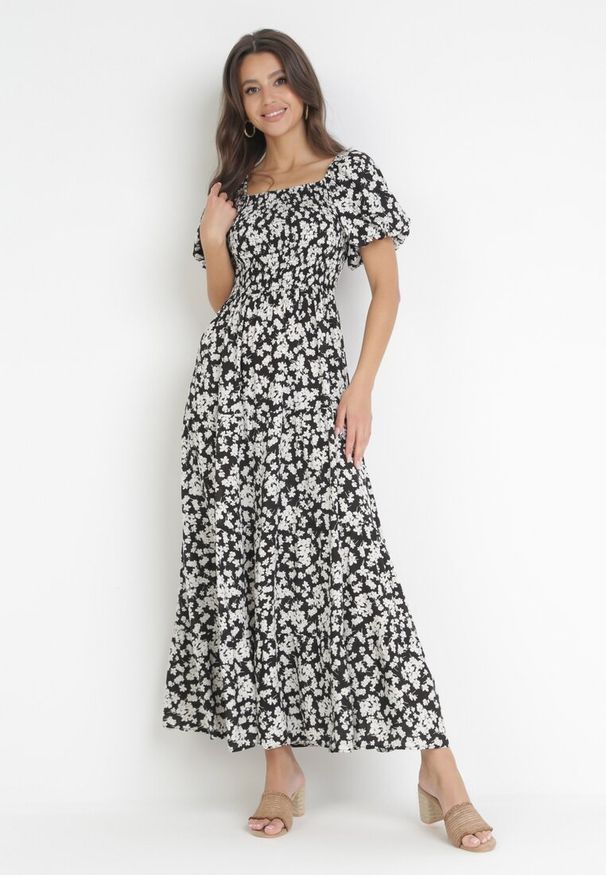 Born2be - Czarna Rozkloszowana Sukienka Maxi w Kwiaty Casceia. Kolor: czarny. Wzór: kwiaty. Długość: maxi