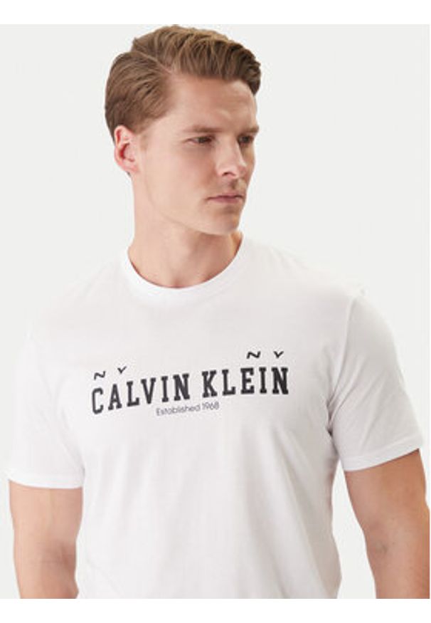 Calvin Klein Jeans T-Shirt Coll Word Graphic LV14RE817G Biały Regular Fit. Kolor: biały. Materiał: bawełna