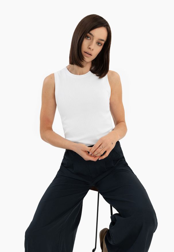 Volcano - Prążkowany top, Slim Fit, T-DEMI. Materiał: prążkowany. Długość rękawa: na ramiączkach. Wzór: jednolity