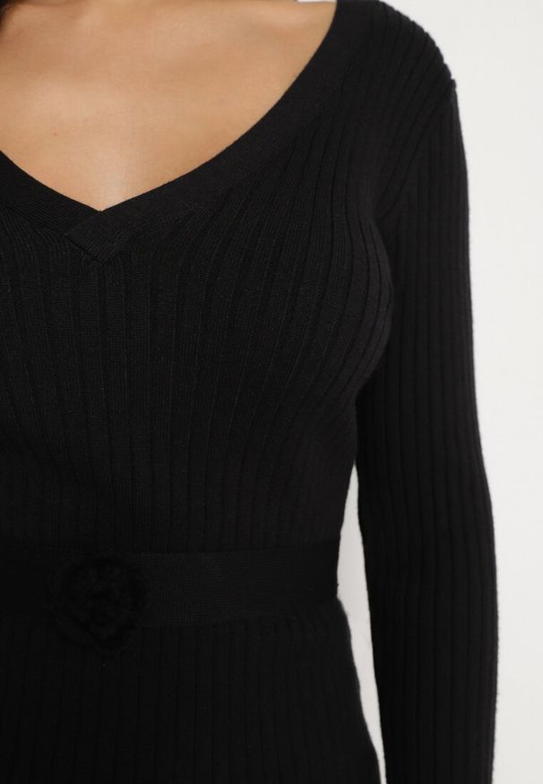 Born2be - Czarny Sweter z Prążkowanego Materiału z Dodatkiem Wiskozy Ozdobnym Paskiem i Kwiatem Clendra. Okazja: na co dzień. Kolor: czarny. Materiał: wiskoza, materiał, prążkowany. Długość rękawa: długi rękaw. Długość: długie. Wzór: kwiaty. Styl: klasyczny, casual