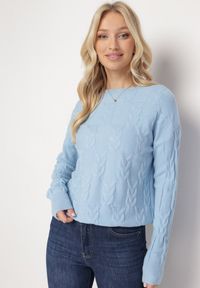 Born2be - Jasnoniebieski Sweter o Warkoczowym Splocie z Okrągłym Dekoltem Selinera. Kolor: niebieski. Materiał: dzianina. Wzór: ze splotem. Styl: klasyczny #4