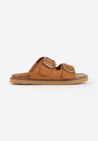 Born2be - Jasnobrązowe Klapki VICES z Dwoma Paskami i Metalicznymi Klamrami Kaliniassi. Nosek buta: otwarty. Kolor: brązowy. Materiał: skóra, zamsz. Wzór: aplikacja. Sezon: lato. Obcas: na obcasie. Wysokość obcasa: niski #7