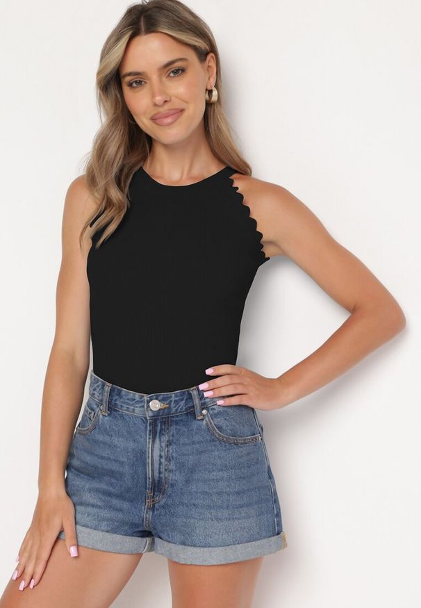 Born2be - Czarny Klasyczny Top z Prążkowanego Materiału z Wiskozą i Ozdobnym Wykończeniem Grunvia. Okazja: na co dzień, do pracy. Kolor: czarny. Materiał: prążkowany, wiskoza, materiał. Sezon: lato. Styl: klasyczny