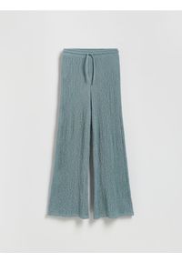 Reserved - Kreszowane spodnie flare - jasnozielony. Kolor: zielony. Materiał: dzianina. Wzór: gładki