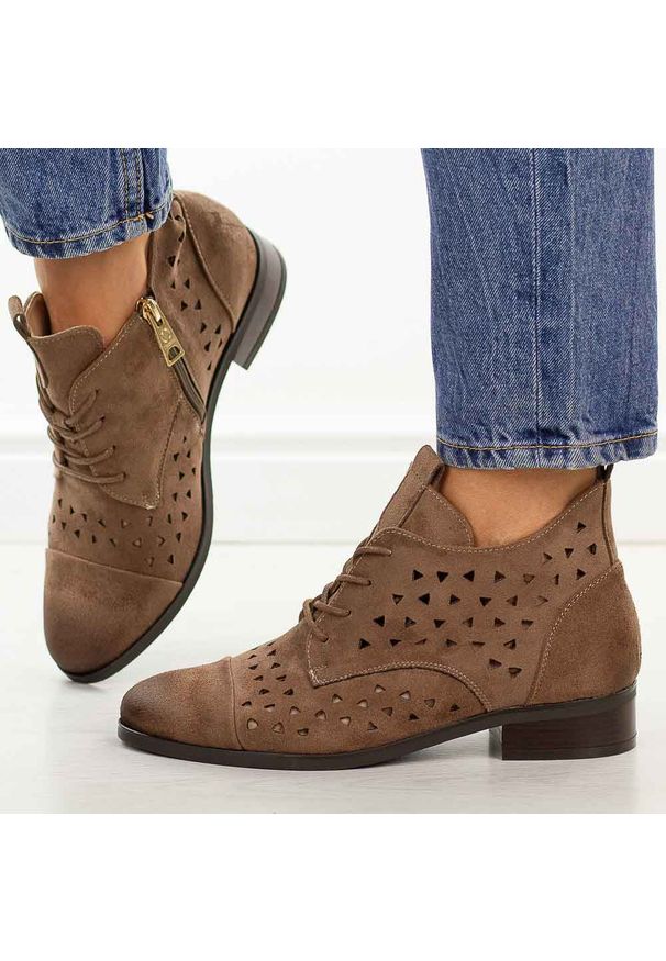Beżowe zamszowe ażurowe botki damskie Vinceza 58620. Okazja: na co dzień. Nosek buta: okrągły. Kolor: beżowy. Szerokość cholewki: normalna. Wzór: ażurowy. Materiał: zamsz. Sezon: wiosna, lato, jesień. Obcas: na obcasie. Styl: casual, klasyczny, elegancki. Wysokość obcasa: niski