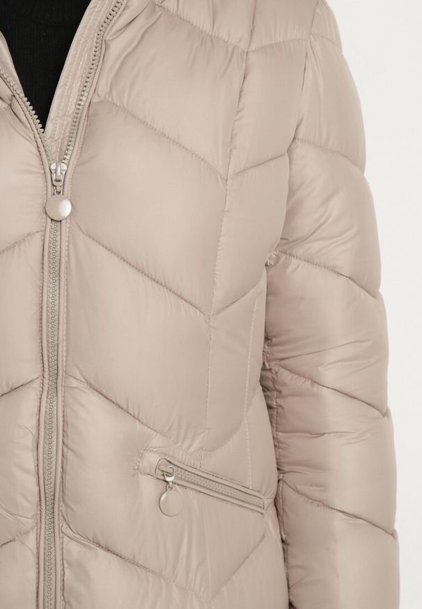 Born2be - Beżowa Pikowana Kurtka o Taliowanym Kroju z Kapturem i Futrzaną Podszewką Emithalla. Okazja: na co dzień. Typ kołnierza: kaptur. Kolor: beżowy. Materiał: futro. Długość rękawa: długi rękaw. Długość: długie. Styl: casual, klasyczny, elegancki