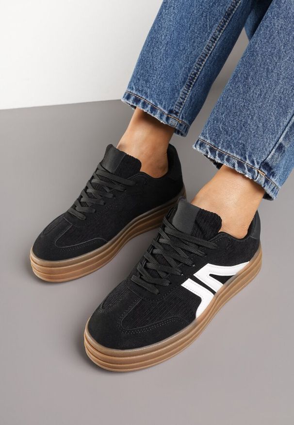 Renee - Czarne Sneakersy Tenisówki na Platformie z Tłoczeniem i Geometrycznym Motywem Kialie. Okazja: na co dzień. Kolor: czarny. Wzór: geometria. Obcas: na platformie