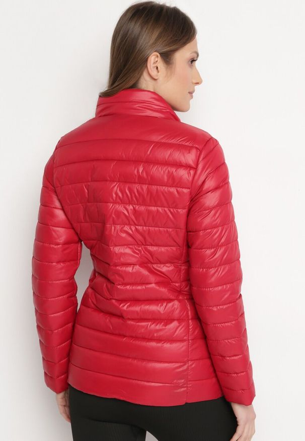 Born2be - Czerwona Kurtka Pikowana na Sezon Przejściowy Verlisa. Okazja: na co dzień. Typ kołnierza: bez kaptura. Kolor: czerwony. Styl: casual