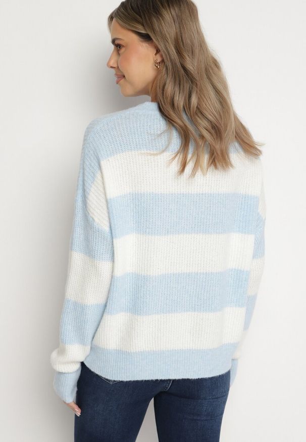 Born2be - Jasnoniebieski Sweter w Pasy z Wełną Zakończony Ściągaczem Tiaelle. Okazja: na co dzień, na spotkanie biznesowe. Kolor: niebieski. Materiał: wełna. Styl: biznesowy, klasyczny, casual