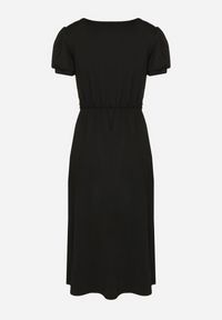 Born2be - Czarna Sukienka Rozkloszowana z Wiskozą z Poduszkami w Ramionach Awerla. Okazja: na co dzień. Typ kołnierza: dekolt w kształcie V. Kolor: czarny. Materiał: wiskoza. Długość rękawa: krótki rękaw. Styl: klasyczny, casual, elegancki #6