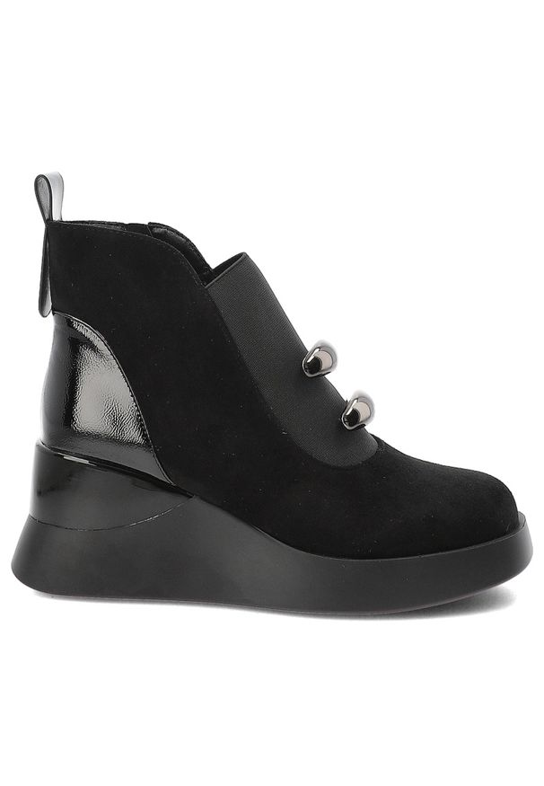 Czarne Botki S.Barski Modne Buty Damskie Na Koturnie. Zapięcie: klamry. Kolor: czarny. Materiał: zamsz, materiał. Wzór: aplikacja. Obcas: na koturnie. Styl: elegancki