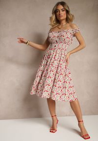 Renee - Biało-Różowa Bawełniana Sukienka z Guzikami o Rozkloszowanym Kroju w Kwiatowy Print Roniselle. Okazja: na co dzień. Kolor: biały. Materiał: bawełna. Wzór: kwiaty, nadruk. Styl: klasyczny, elegancki, casual #3