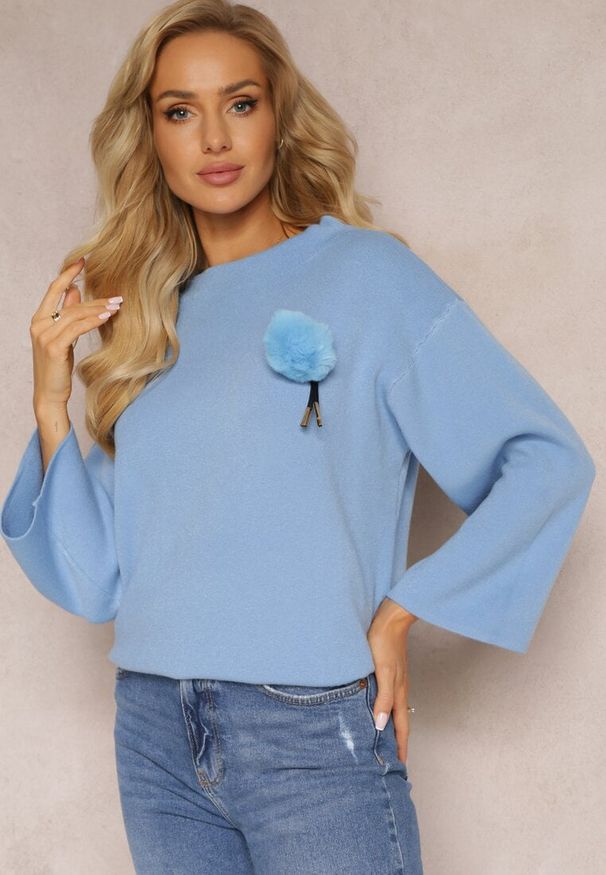 Renee - Niebieski Sweter Ozdobiony Pluszową Broszką Carrei. Kolor: niebieski. Materiał: jeans. Wzór: aplikacja