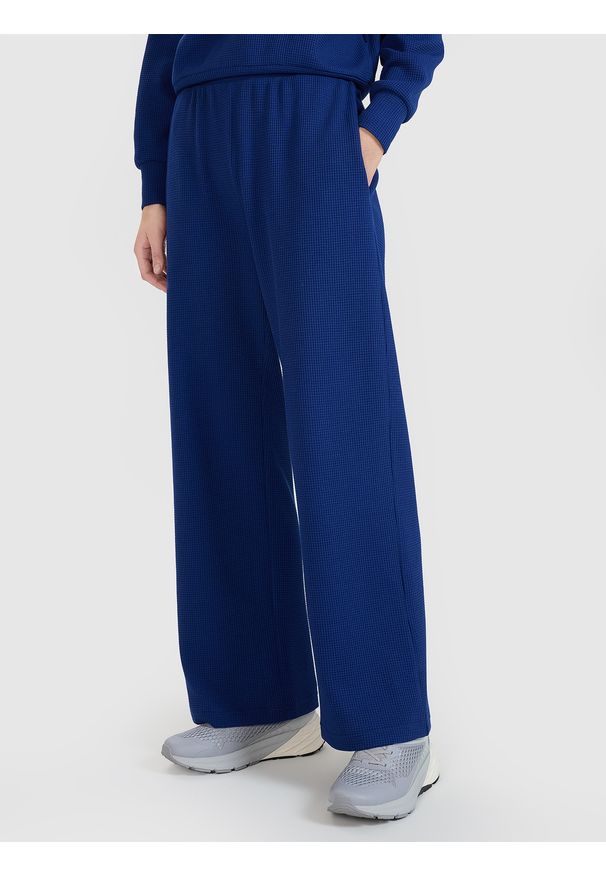 4f - 4F Spodnie oversize z szerokimi nogawkami damskie - granatowe XL. Kolor: niebieski. Materiał: poliester, dresówka, bawełna, dzianina, materiał. Wzór: ze splotem
