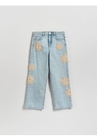 Reserved - Jeansy straight z aplikacjami - niebieski. Kolor: niebieski. Wzór: aplikacja #1