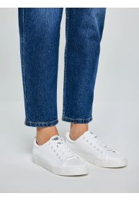 Big-Star - Trampki damskie białe JJ274311 101. Okazja: na co dzień. Nosek buta: okrągły. Zapięcie: sznurówki. Kolor: biały. Materiał: jeans. Wzór: gładki. Sezon: lato. Styl: casual, elegancki, klasyczny #2