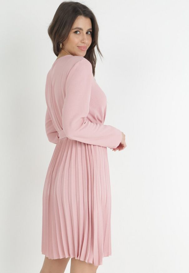 Born2be - Ciemnoróżowa Sukienka Plisowana z Kopertowym Dekoltem i Paskiem Minesia. Kolor: różowy. Materiał: materiał. Typ sukienki: kopertowe. Styl: elegancki