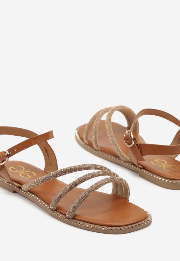 Renee - Brązowe Sandały z Cyrkoniowymi Paskami Irriona. Okazja: na co dzień. Zapięcie: pasek. Kolor: brązowy. Wzór: aplikacja. Obcas: na obcasie. Styl: elegancki, casual. Wysokość obcasa: niski