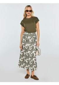 Big-Star - Koszulka damska z podwijanym rękawem khaki Adela 303. Kolor: zielony. Materiał: dzianina, żakard. Długość rękawa: krótki rękaw. Długość: krótkie. Wzór: jednolity. Styl: klasyczny #2