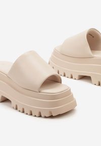 Renee - Beżowe Klapki na Wysokiej Platformie z Wycięciami Gassia. Okazja: na co dzień, na spacer. Kolor: beżowy. Materiał: len. Obcas: na platformie. Styl: wakacyjny, casual #4