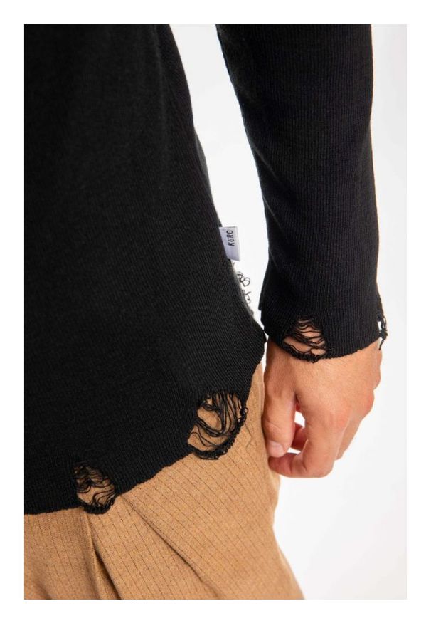 Takeshy Kurosawa Sweter "Breaks" | 83450 | Dolcevita Breaks | Mężczyzna | Czarny. Okazja: na co dzień. Typ kołnierza: golf. Kolor: czarny. Materiał: akryl. Wzór: aplikacja. Styl: casual