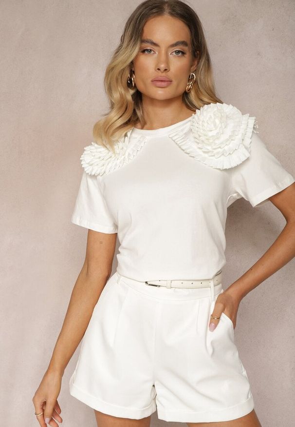 Renee - Biały T-shirt z Bawełny Wykończony Ozdobnymi Elementami Kililena. Okazja: do pracy, na spotkanie biznesowe, na co dzień. Kolor: biały. Materiał: bawełna. Wzór: aplikacja. Styl: klasyczny, casual, elegancki, biznesowy