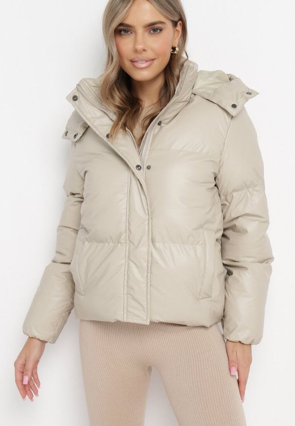 Born2be - Beżowa Kurtka Pikowana z Kapturem i Ściągaczem Harco. Typ kołnierza: kaptur. Kolor: beżowy. Wzór: aplikacja. Styl: elegancki