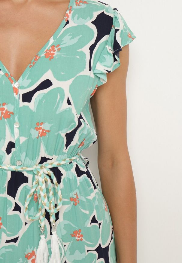 Born2be - Zielona Wiskozowa Sukienka w Kwiaty z Gumką w Pasie z Ozdobnym Paskiem Vikellie. Okazja: na co dzień. Typ kołnierza: dekolt w kształcie V. Kolor: zielony. Materiał: wiskoza. Długość rękawa: krótki rękaw. Wzór: kwiaty. Typ sukienki: proste. Styl: casual