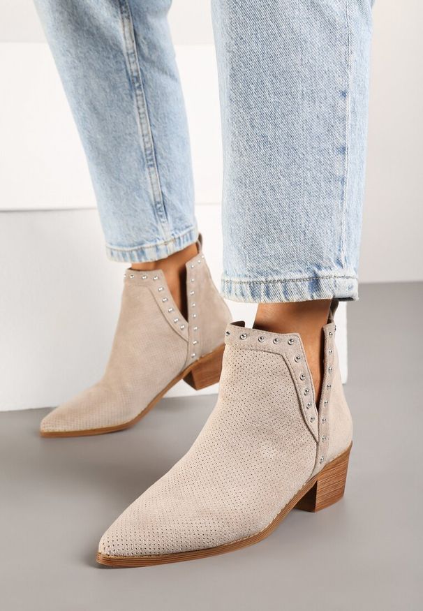 Renee - Jasnobeżowe Botki Vices na Słupku z Ażurową Cholewką Nitami i Wycięciem Borfedi. Okazja: na co dzień, do pracy, na spotkanie biznesowe. Nosek buta: szpiczasty. Kolor: beżowy. Szerokość cholewki: normalna. Wzór: ażurowy. Materiał: jeans. Sezon: jesień, zima. Obcas: na słupku. Styl: casual, biznesowy, elegancki